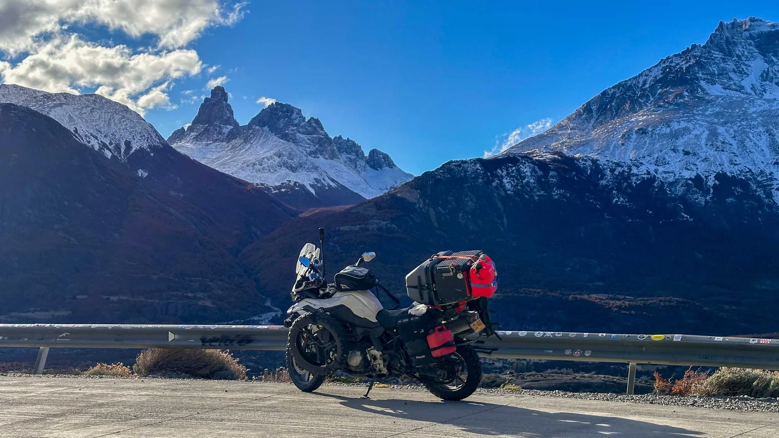 La moto de Juan frente a las montañas de la Patagonia