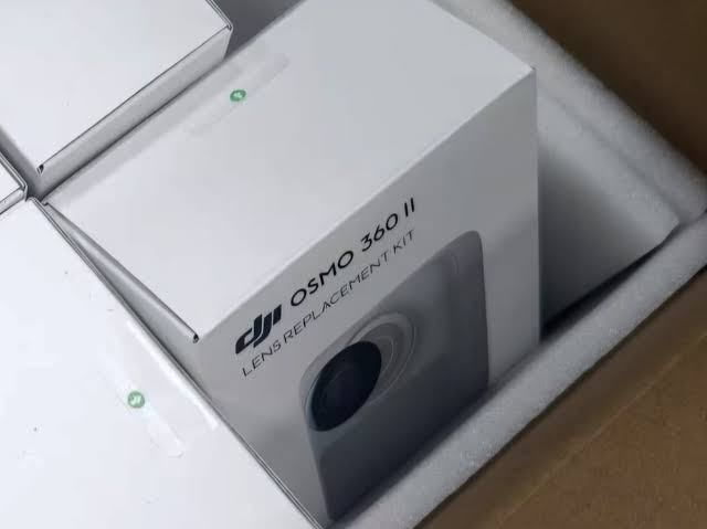 Caja rotulada como kit de reemplazo de lente para OSMO 360 II